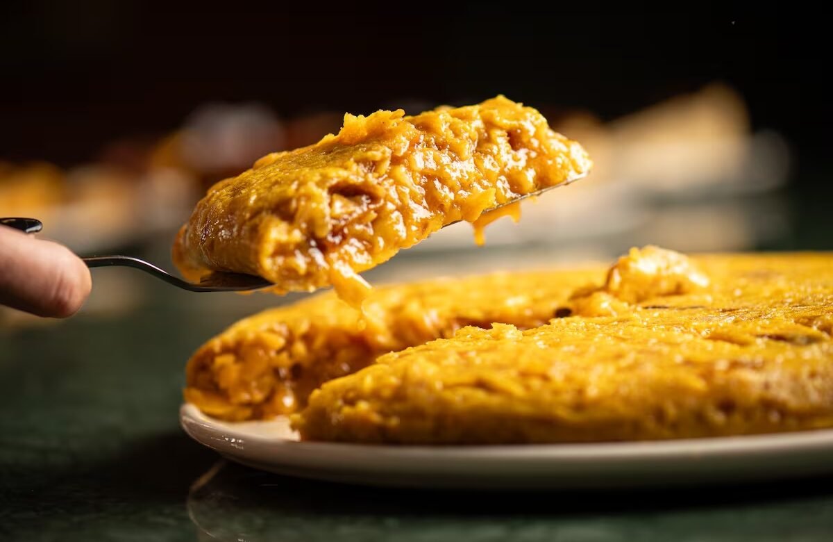 La Embajada: la parada obligatoria para los amantes de la tortilla de patatas con mucha cebolla